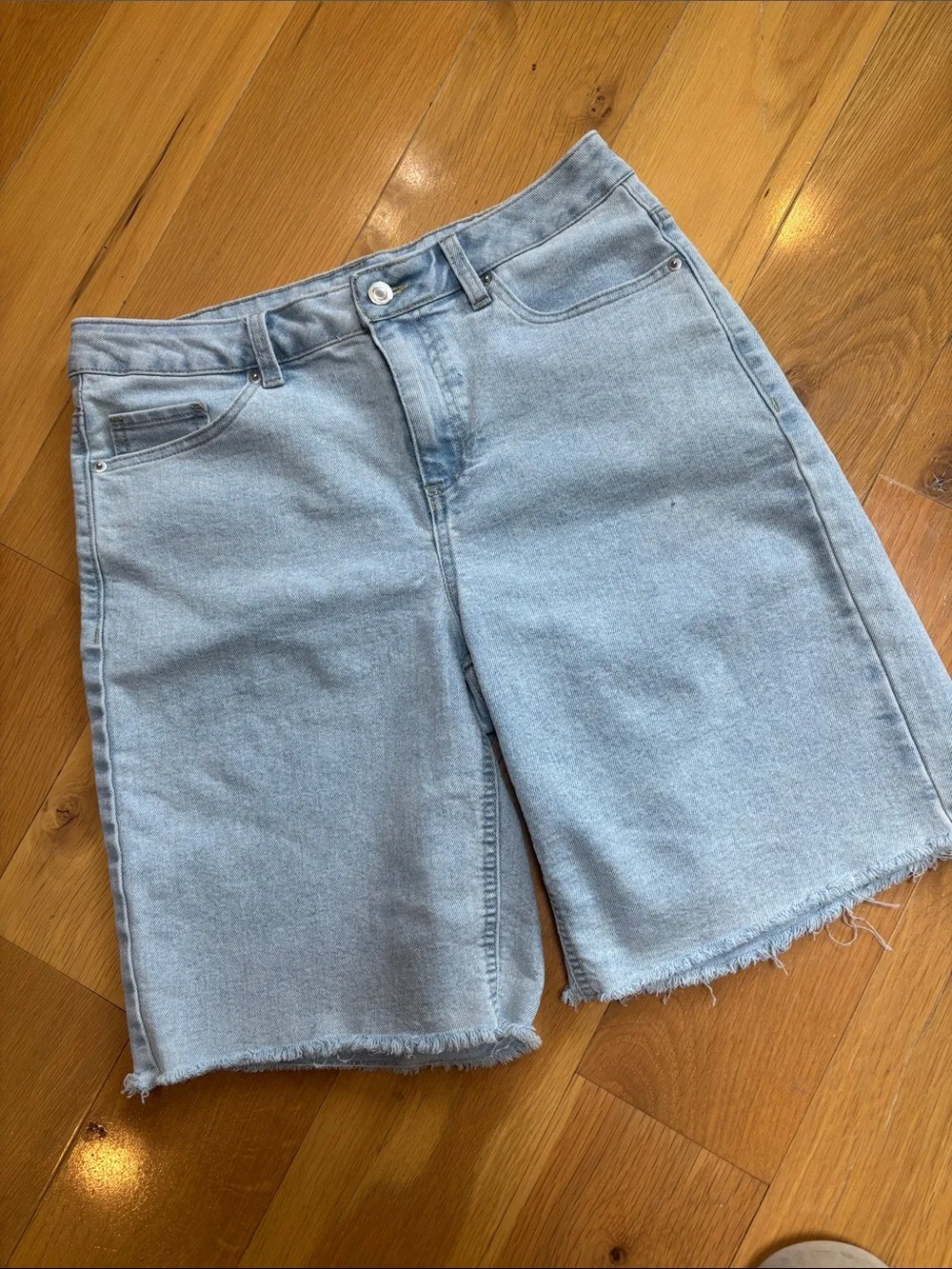 No Boundaries Women’s 6 Light Blue Denim Bermuda Shorts